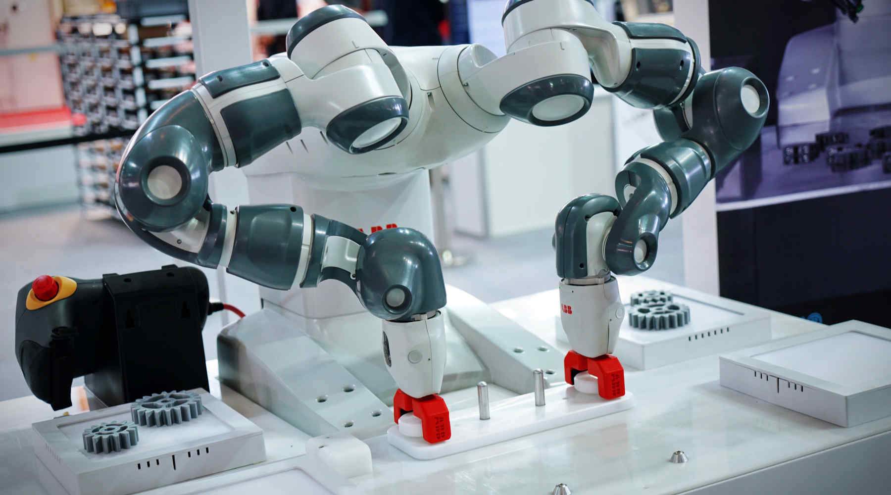 Industrial robot arms in an automation cell